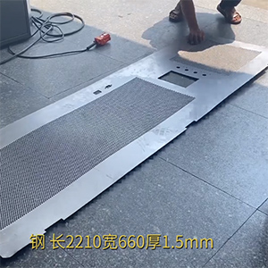 1.5mm厚機(jī)柜網(wǎng)板矯平機(jī)-高精密機(jī)箱機(jī)柜整平機(jī)-一次校平，沖孔網(wǎng)無反彈